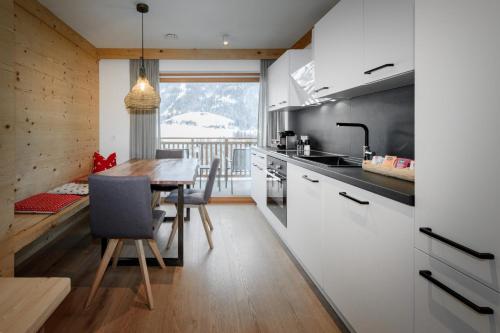 kuchnia ze stołem i jadalnią w obiekcie Apartment Scurcià 41 w mieście Ortisei