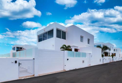 Villa Marina Oasis - Private Pool, Air-Con and Sat TV By Lanzarote Vacation Homes