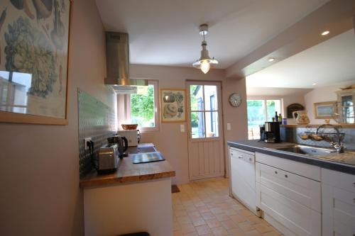 a kitchen with a sink and a counter top at Maisons de vacances 4* à Belle ile en Mer, 5 chambres, 2 salles de bains, avec jardins privatifs in Bangor