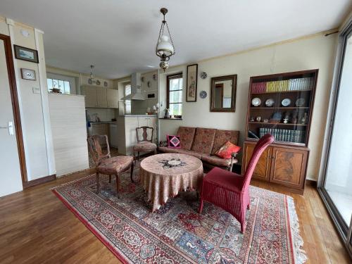 a living room with a couch and a table at Maison vintage en bord de mer in Loctudy