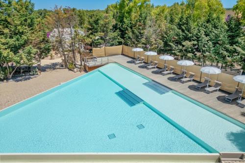 an overhead view of a swimming pool with chairs and umbrellas at Sabhé Gallipoli in Gallipoli