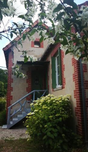 Maison \" Bouton d'or\" au bord de l'eau, à 10 mn de Tours , meublé classé une étoile