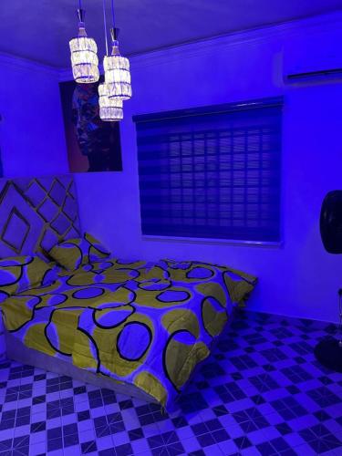 1 dormitorio con 1 cama con luces moradas en A&D hotel's Apartment, en Sango Otta