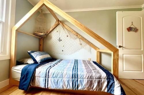 Postel nebo postele na pokoji v ubytování New Asian Wood style 4 Bedroom in Surf City