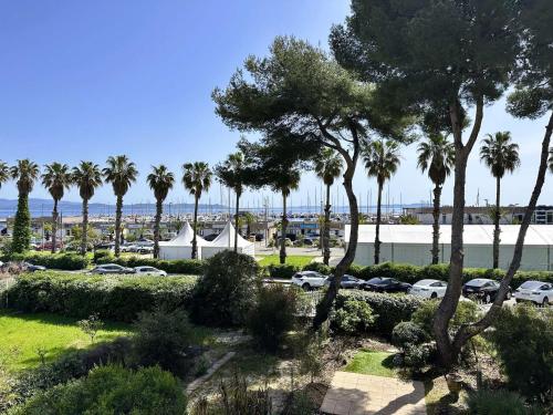 Le Palm, appartement climatisé pour 4 personnes avec vue mer et piscine sur le Port d'Hyères