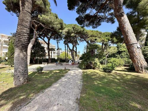 Le Palm, appartement climatisé pour 4 personnes avec vue mer et piscine sur le Port d'Hyères