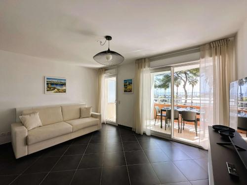 Le Palm, appartement climatisé pour 4 personnes avec vue mer et piscine sur le Port d'Hyères
