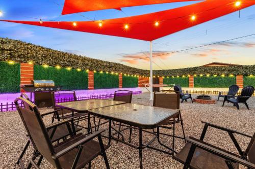 Imagen de la galería de Phoenix Retreat - 2 Bedroom Home with King-Size Bed - 3 Smart TVs - 10 min from Airp - Unit A, en Phoenix