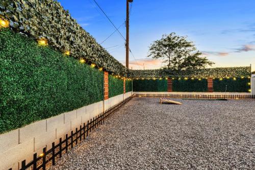 Jardín al aire libre en Phoenix Retreat - 2 Bedroom Home with King-Size Bed - 3 Smart TVs - 10 min from Airp - Unit A