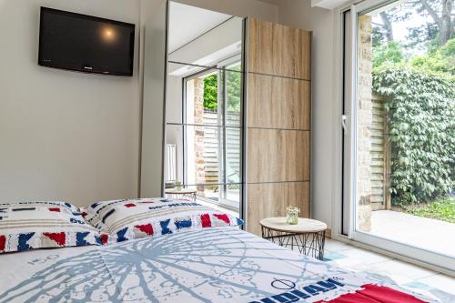 une chambre avec un lit et une fenêtre dans l'établissement Studio Chateau Limoges Vannes, à Vannes