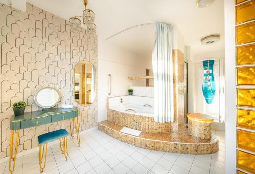 ein Badezimmer mit Badewanne, Waschbecken und Spiegel in der Unterkunft A/C LUX Rooftop APT 6BR+3.5Bath Wenceslas square in Prag