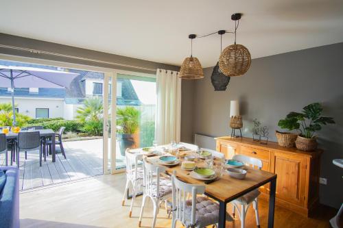 une cuisine et une salle à manger avec une table et des chaises dans l'établissement -FRESNEL- MAISON DE BORD DE MER - GRANDE TERRASSE, à Concarneau