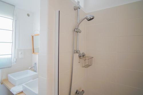 une salle de bain avec douche et lavabo dans l'établissement -FRESNEL- MAISON DE BORD DE MER - GRANDE TERRASSE, à Concarneau