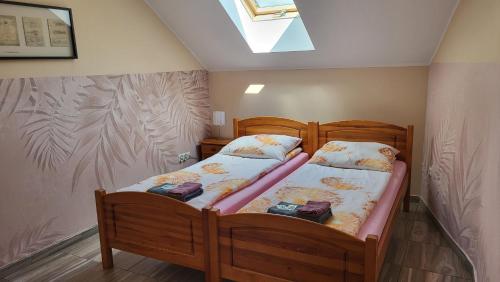 Noclegi Avoca في بيجوفيتسا: سريرين توأم في غرفة صغيرة مع منور