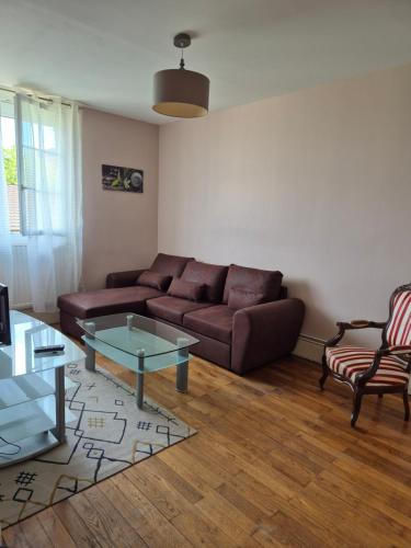 un salon avec un canapé et une table basse dans l'établissement Le Mamy Blue, à Paray-le-Monial