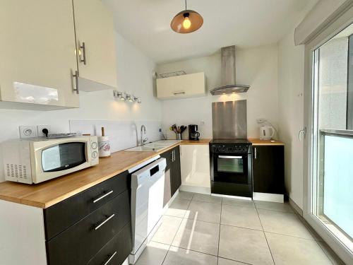 Køkken eller tekøkken på Spacieux appartement à Annecy avec balcon et parking sécurisé - FR-1-432-29