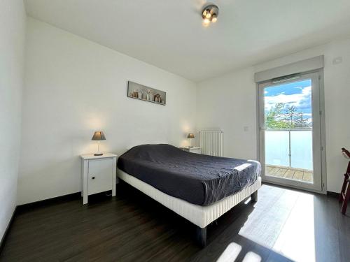En eller flere senge i et værelse på Spacieux appartement à Annecy avec balcon et parking sécurisé - FR-1-432-29