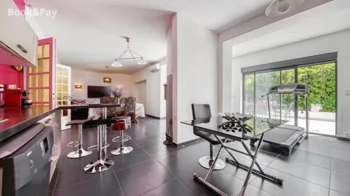 une cuisine et un salon avec une table et des chaises dans l'établissement Villa confortable à Morières-lès-Avignon avec jardin privé, à Morières-lès-Avignon