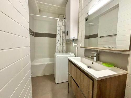 une salle de bain avec un lavabo, des toilettes et un miroir dans l'établissement Annecy Centre - Lumineux et Spacieux Appartement 2 Pièces de 54m² pour 2/4 Personnes - FR-1-432-28, à Annecy