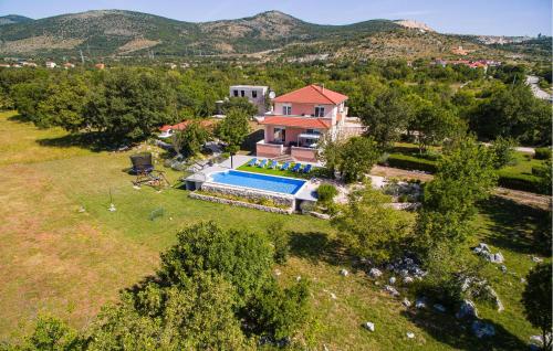 Bazén v ubytovaní Five-Bedroom Holiday Home Dugopolje With A Fireplace 03 alebo v jeho blízkosti