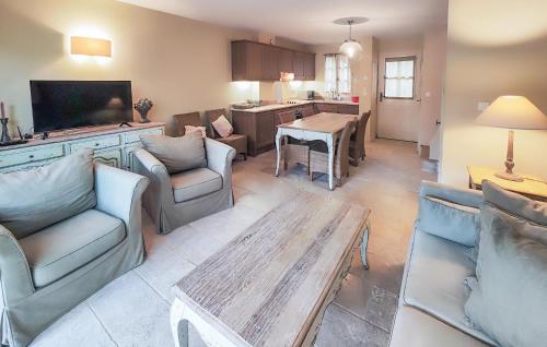 un salon avec des canapés et une table ainsi qu'une cuisine dans l'établissement Stunning Home In Saint-Laurent-De-La-Ca, à Saint-Laurent-de-la-Cabrerisse