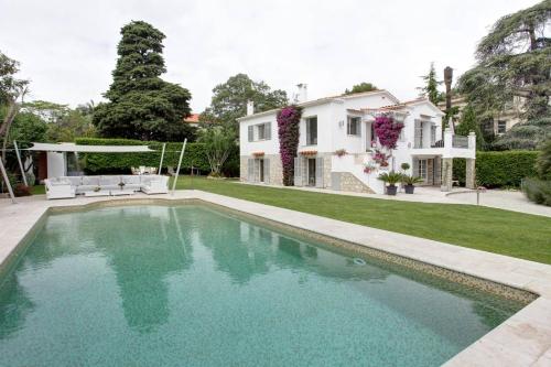 une piscine dans la cour d'une maison dans l'établissement Capleouna-Manou, à Antibes