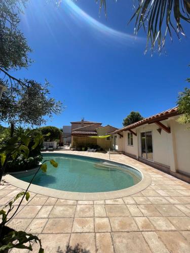 une piscine dans une cour à côté d'une maison dans l'établissement T2 piscine proche plage, à Carqueiranne