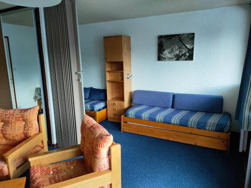 Cette chambre comprend un canapé, un lit et un miroir. dans l'établissement Le Haut Fleury - P15, à Taninges