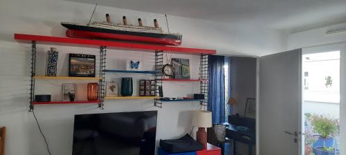 une chambre avec des étagères et un bateau sur le mur dans l'établissement Une résidence à 30 minutes du coeur de Paris !, à Romainville