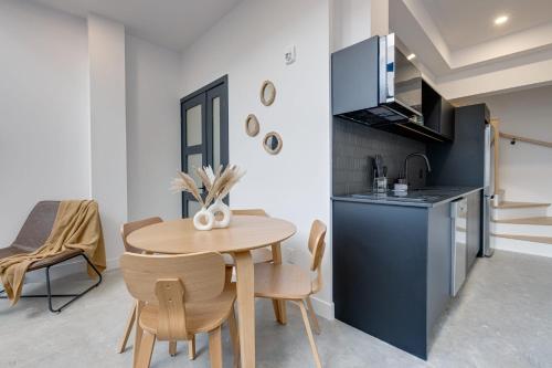 a small kitchen and dining room with a table and chairs at Le Mile End by M11 - 2 BDR Loft with Sofa Bed in Montréal