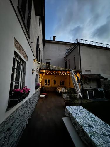a view of a courtyard of a building at La Dimora di B.Cairoli in Ovada