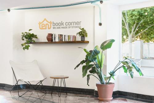 a book corner with a chair and a plant at tent Playa de Palma in Playa de Palma