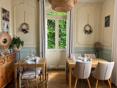 une salle à manger avec une table et des chaises dans l'établissement Maison d'hôtes La Poterne, à Épernay
