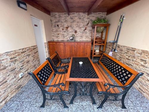 Una mesa de madera y dos sillas en una habitación. en Vivienda Vacacional C & M, en Puerto del Rosario