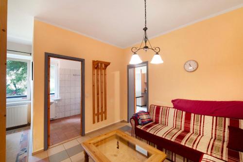 a living room with a couch and a table at Krüseliner Mühle - Ferienwohnungen in Krüselin