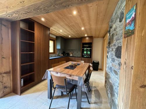 une cuisine avec une table et des chaises en bois dans l'établissement Chalet l'Abériot, à Montriond