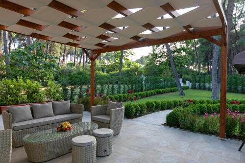 Vườn quanh Asteri Villa with Outdoor Hot Tub, Sani Luxury Villas Collection