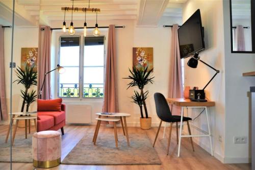 ein Wohnzimmer mit einem roten Sofa und einem roten Sessel in der Unterkunft Le Central Rhône 2 - vue grandiose - in Lyon