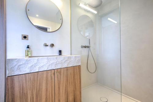 une salle de bain avec un lavabo et une douche dans l'établissement Le Domaine de la Férédie, à Vieux-Mareuil