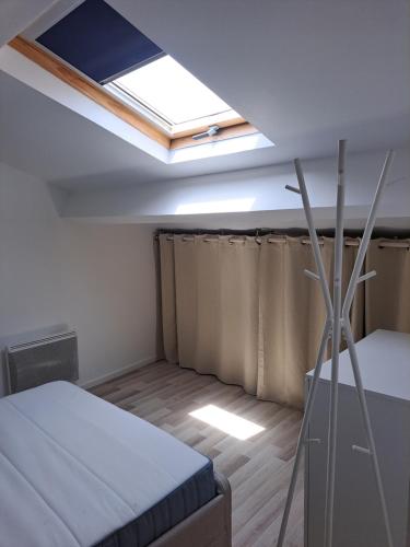 Cette chambre comprend deux lits et une lucarne. dans l'établissement 2 pieces en Duplex à 5 minutes de la plage N2, à Saint-Laurent-du-Var