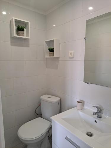 une salle de bain blanche avec des toilettes et un lavabo dans l'établissement 2 pieces en Duplex à 5 minutes de la plage N2, à Saint-Laurent-du-Var