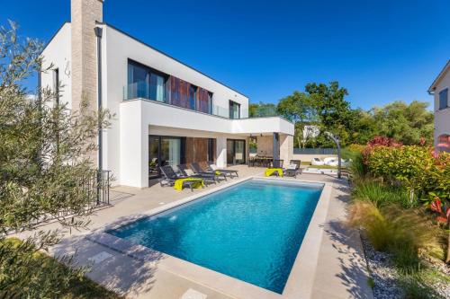 Villa Abarica by Villsy - with heated pool, sauna, jacuzzi