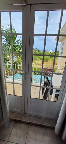 a room with a sliding glass door with a view of a pool at Villa kartner in Albion