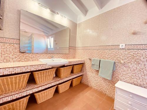a bathroom with a sink and a mirror at Villa Besuc Benissa Moraira 8 personnes in Benissa