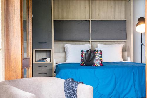 a bedroom with a bed with a headboard at L'Ecrin du Lac in Chorges