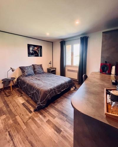 une chambre avec un lit, une fenêtre et un bureau dans l'établissement La Chambre à Tourtour, à Tourtour