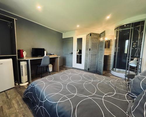 Ένα ή περισσότερα κρεβάτια σε δωμάτιο στο La Chambre à Tourtour