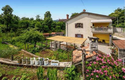 una casa con un jardín delante de ella en Stunning Apartment In Bresca With Wifi, en Breza