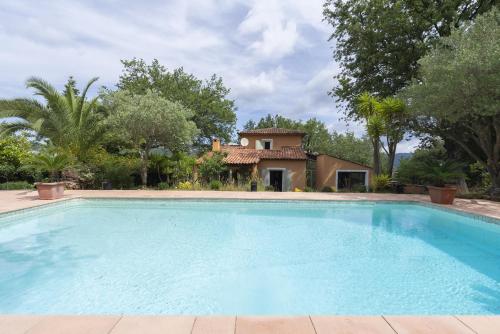 une grande piscine devant une maison dans l'établissement Studio - les Adrets Esterel, à Fréjus