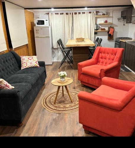Sala de estar con 3 sofás y mesa en RefugioLas trancas, en Las Trancas